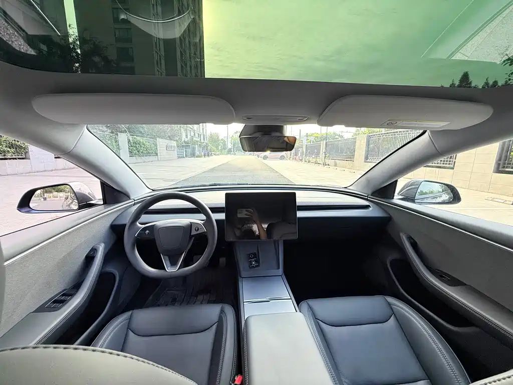 Tesla Model 3 — миниатюра 7