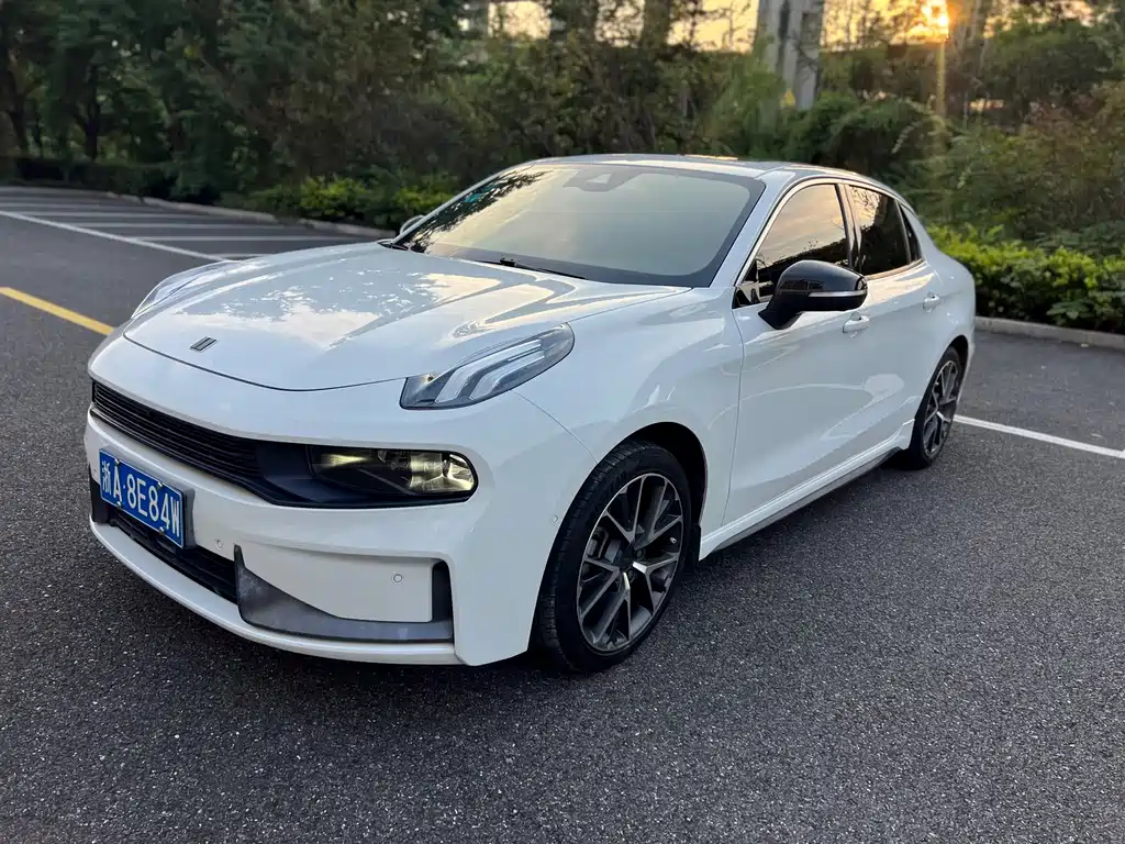 Lynk & Co 03