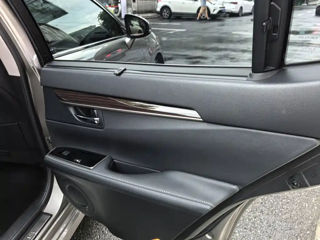 Lexus ES — миниатюра 12