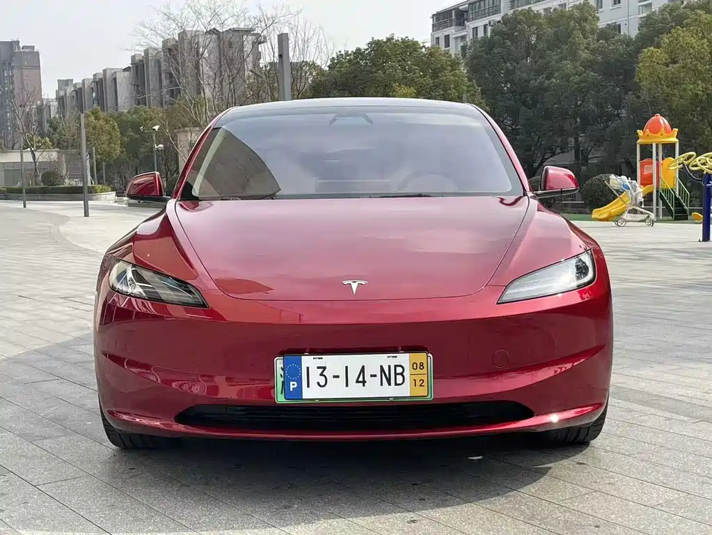 TESLA MODEL 3