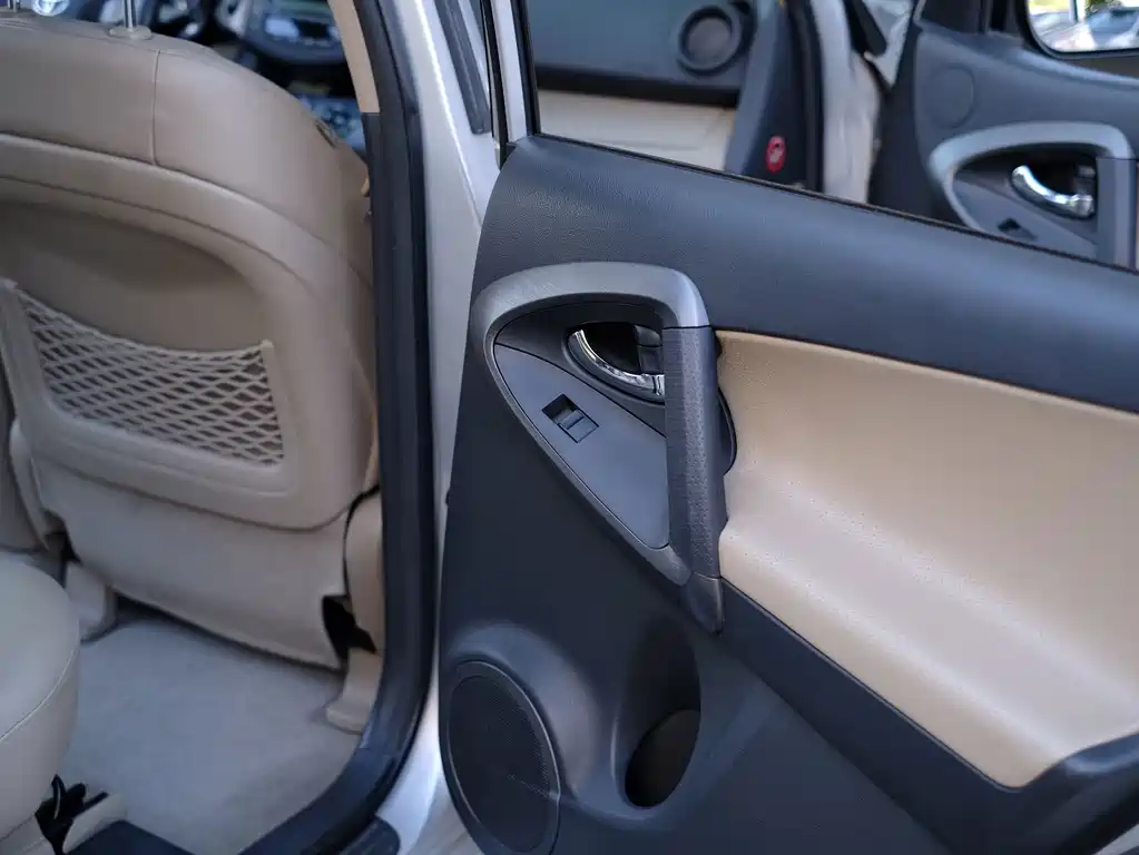 Toyota RAV4 — миниатюра 30