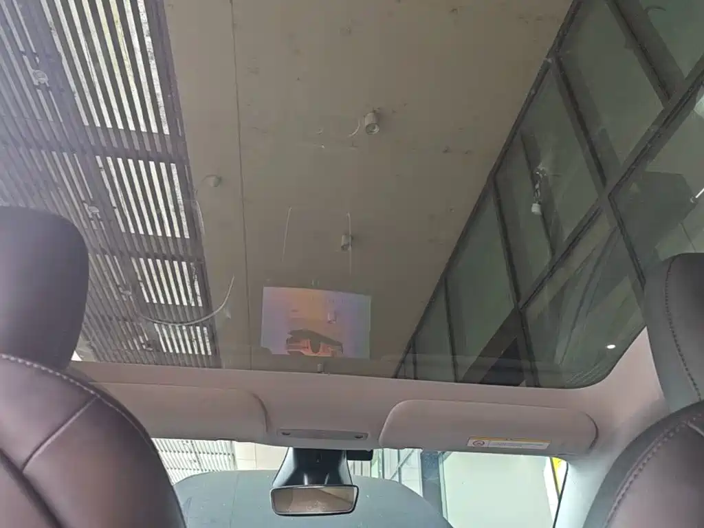 Tesla Model Y — миниатюра 18