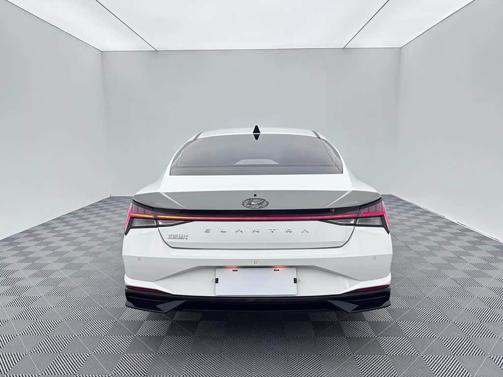 Hyundai Elantra 1.5 л 2022 г. Белый, пробег 19000 км