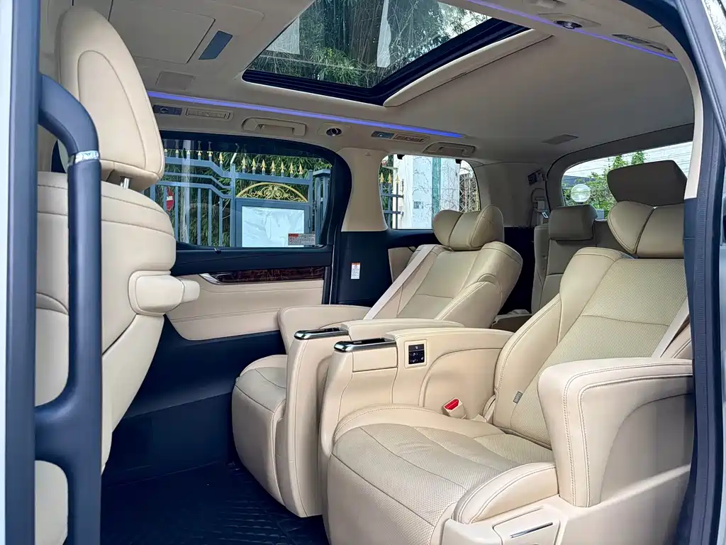 Toyota Alphard — миниатюра 9
