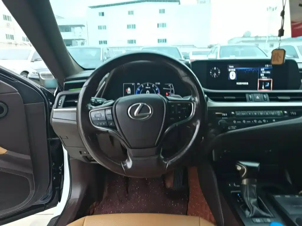 Lexus ES — миниатюра 11