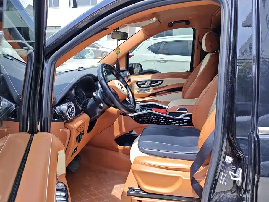 Mercedes-Benz Vito 2023 2.0T Elite 7 мест