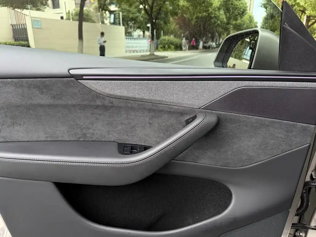 Tesla Model Y L — миниатюра 15