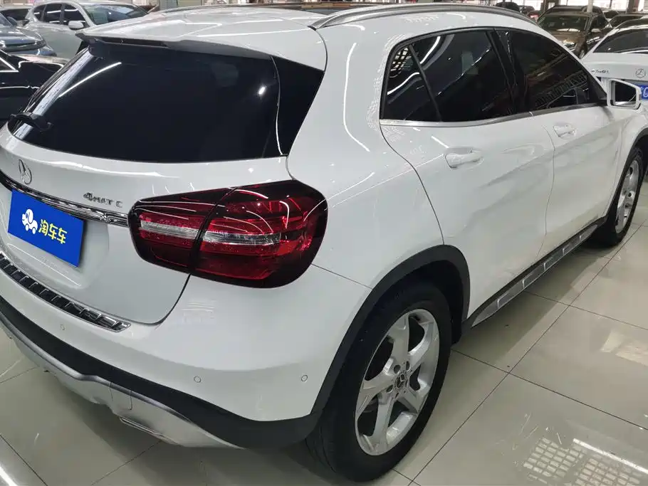 MERCEDES-BENZ GLA
