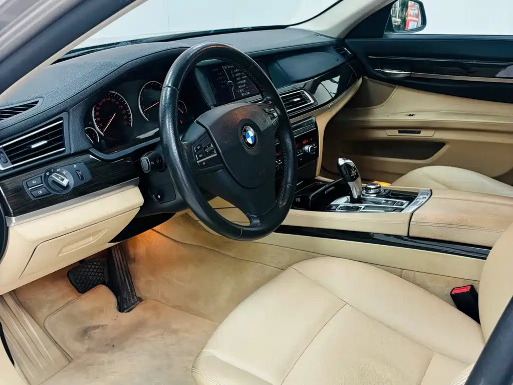 BMW 7 Series — миниатюра 7