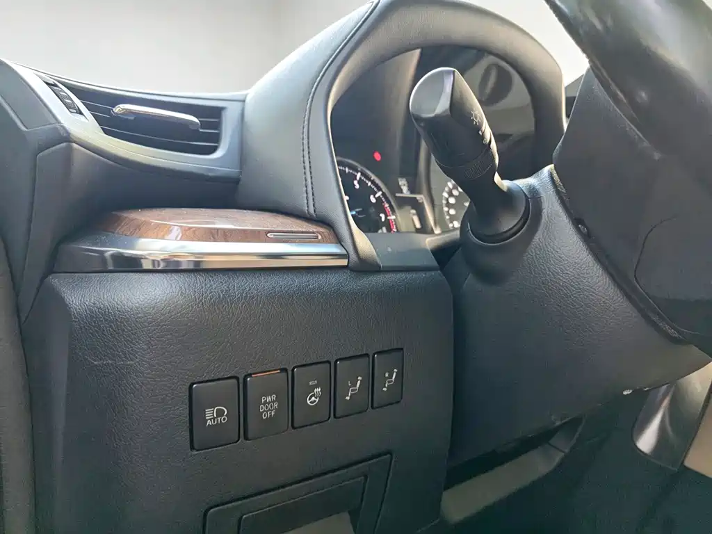 Toyota Alphard — миниатюра 10