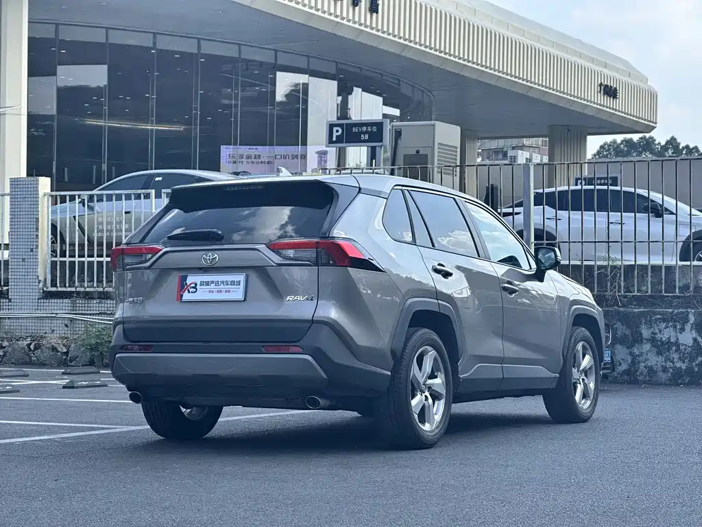 Toyota RAV4 — миниатюра 3