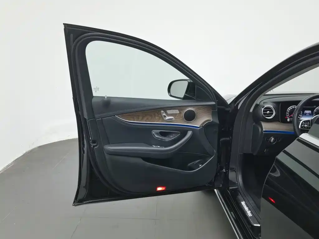 Mercedes-Benz E-Class — миниатюра 8