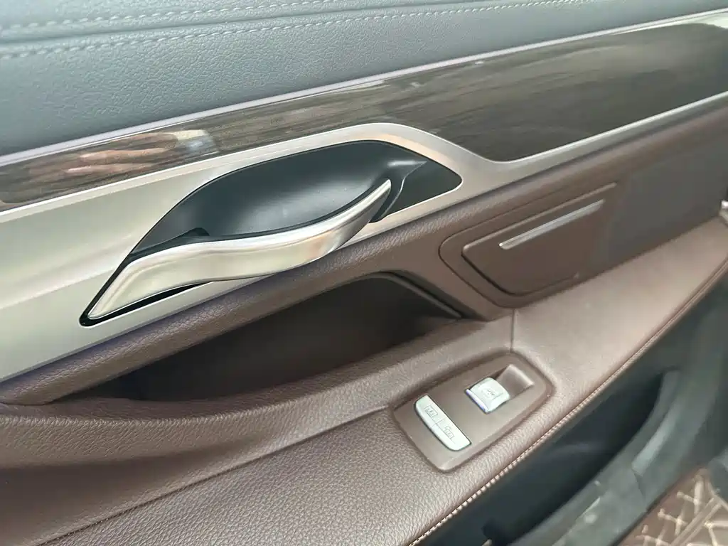 BMW 7 Series — миниатюра 18