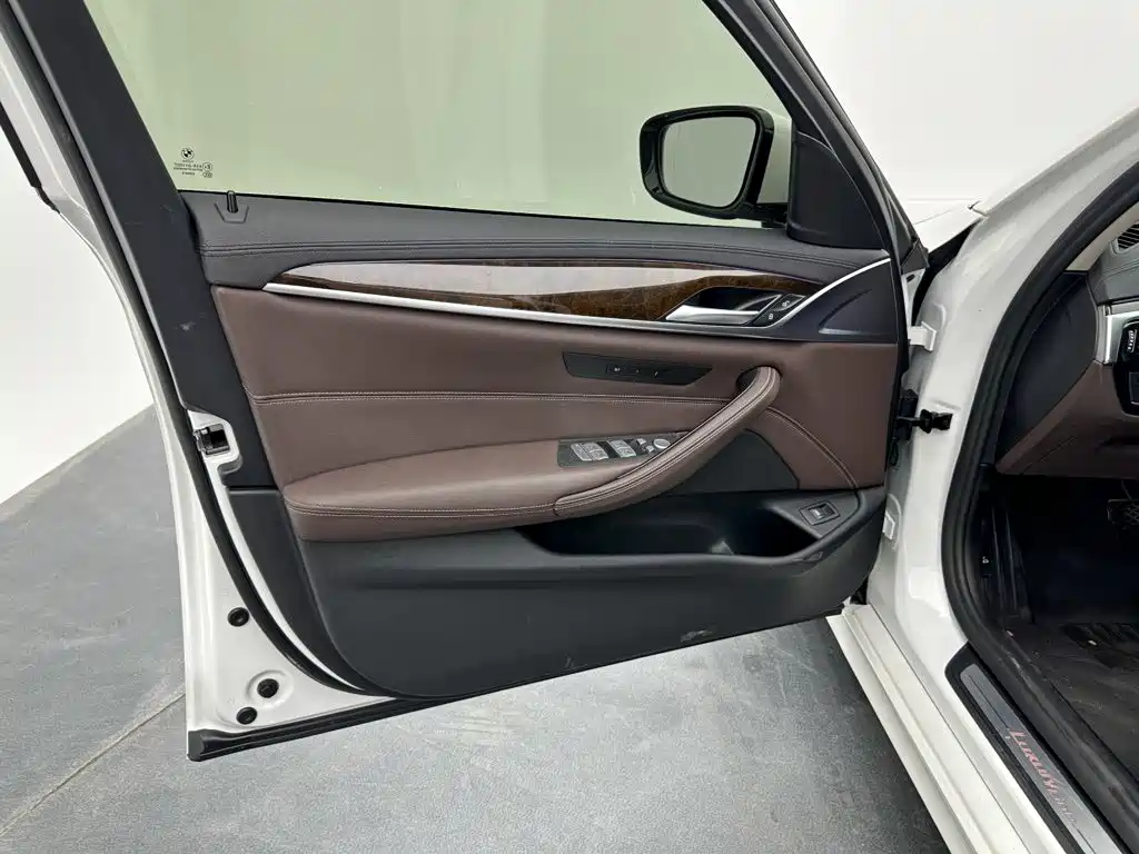 BMW 5 Series — миниатюра 11