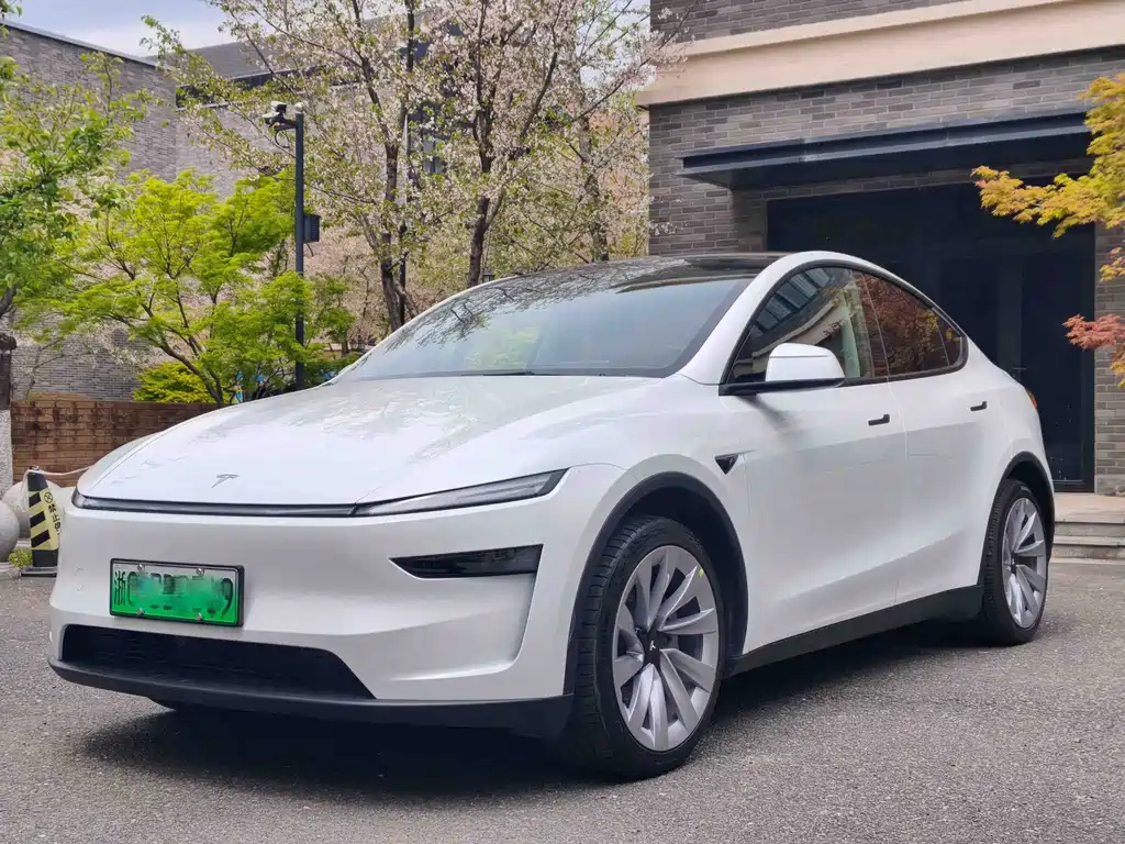 Tesla Model Y 2025