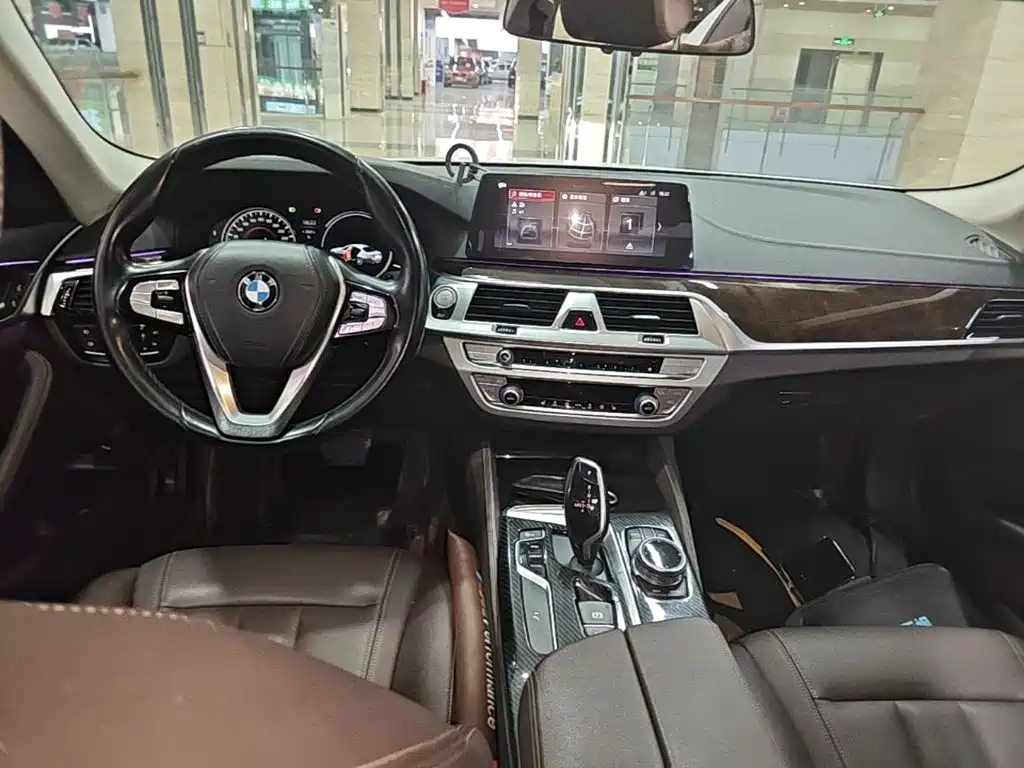 BMW 5 Series — миниатюра 10