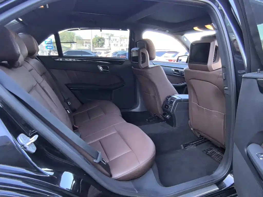 Mercedes-Benz E-Class — миниатюра 16