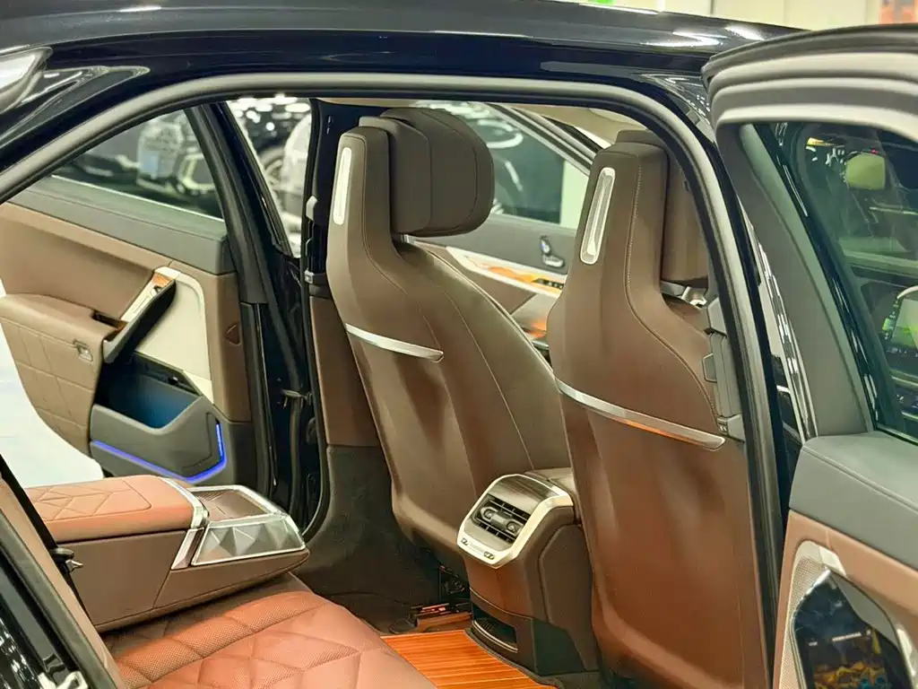 BMW 7 Series — миниатюра 11