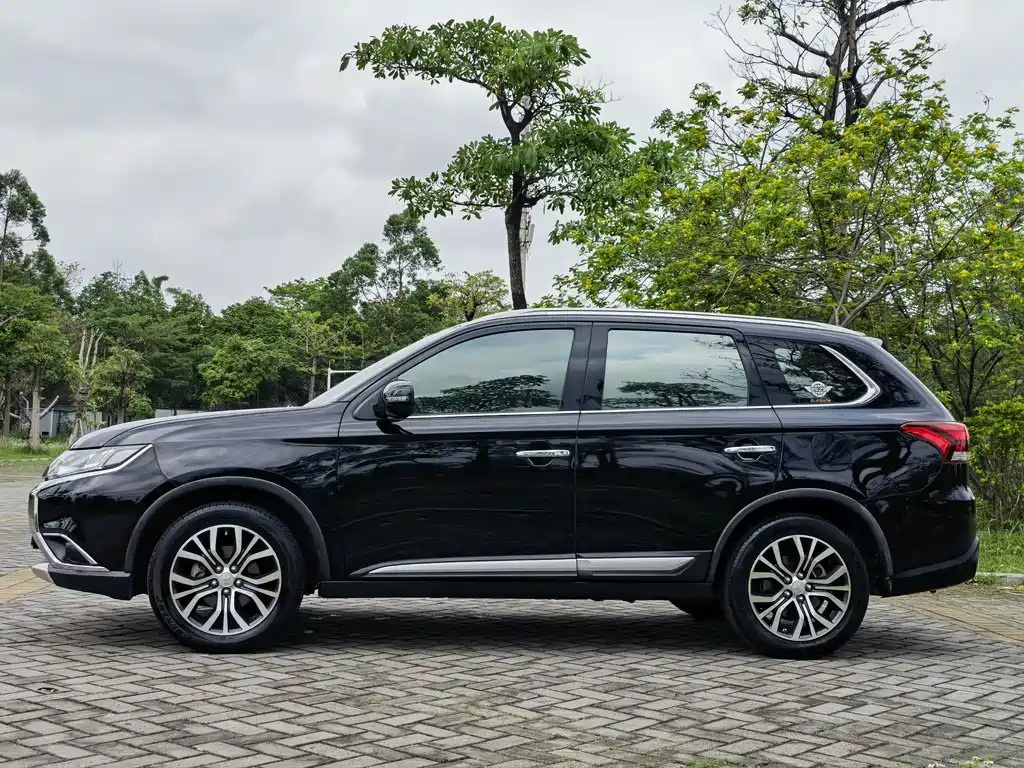Mitsubishi Outlander 2016 2.4L Luxury 7 мест