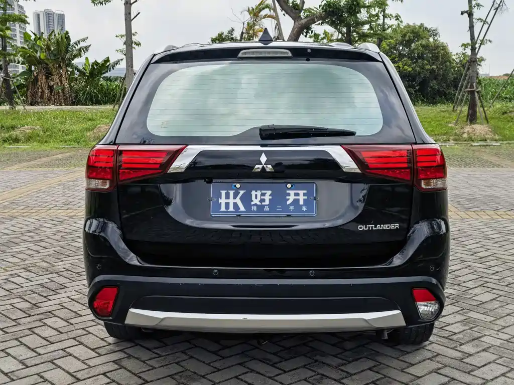 Mitsubishi Outlander 2016 2.4L Luxury 7 мест
