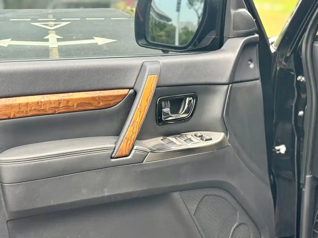 Mitsubishi Pajero (Import) — миниатюра 10