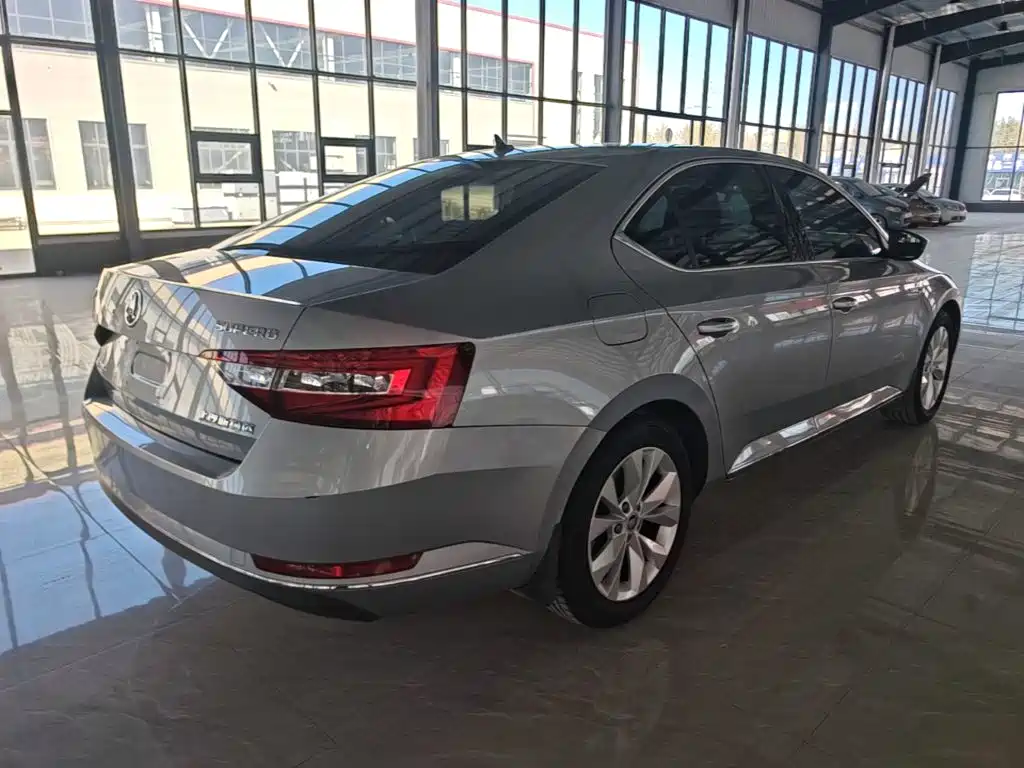 Skoda Superb — миниатюра 7