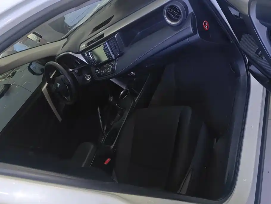 Toyota RAV4 — миниатюра 8