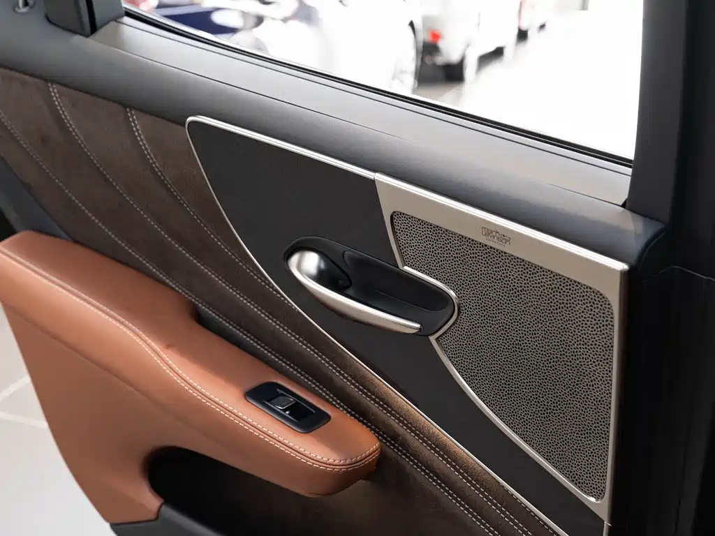 Lexus LS — миниатюра 19