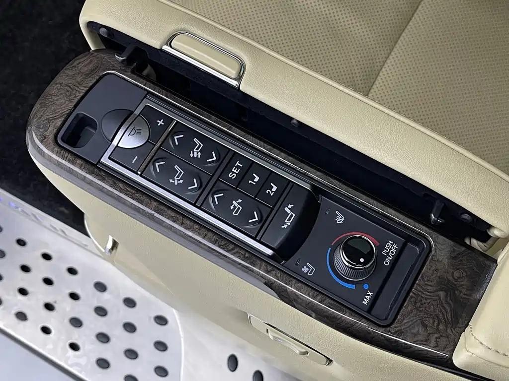 Toyota Alphard — миниатюра 11