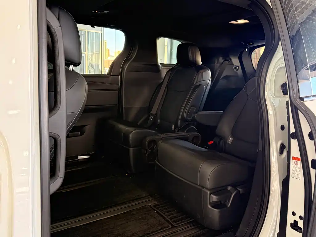 Toyota Granvia — миниатюра 6