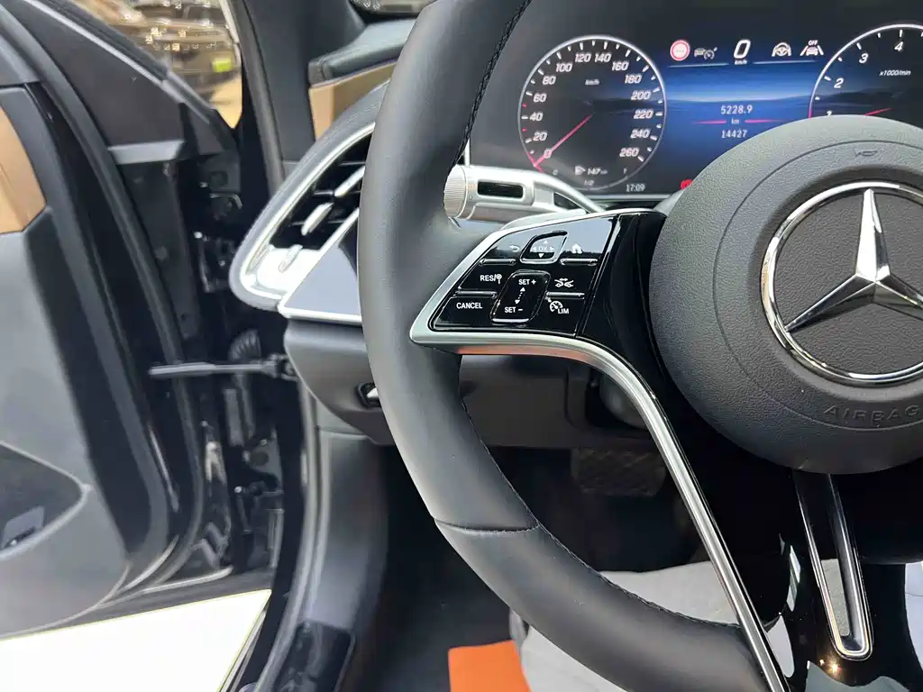Mercedes-Benz E-Class — миниатюра 16