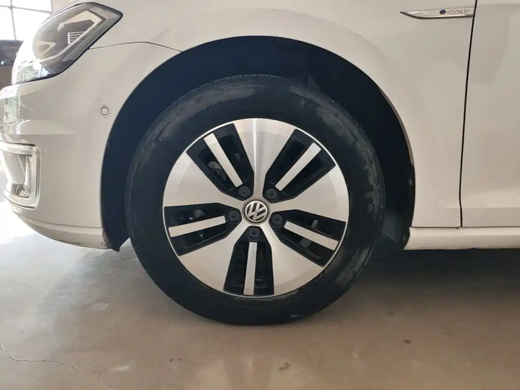 Volkswagen Golf EV — миниатюра 23