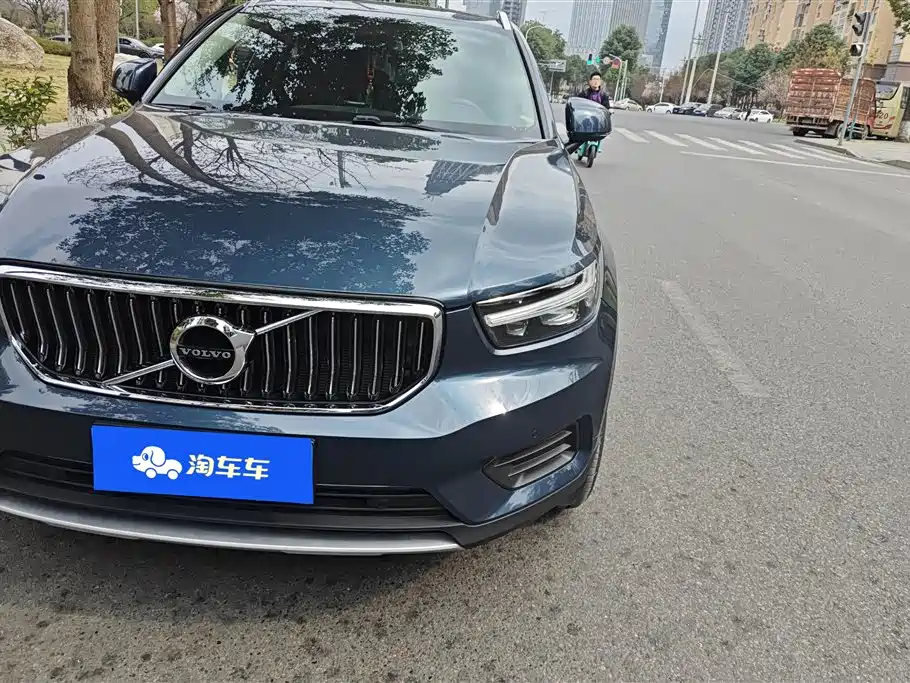 VOLVO XC40