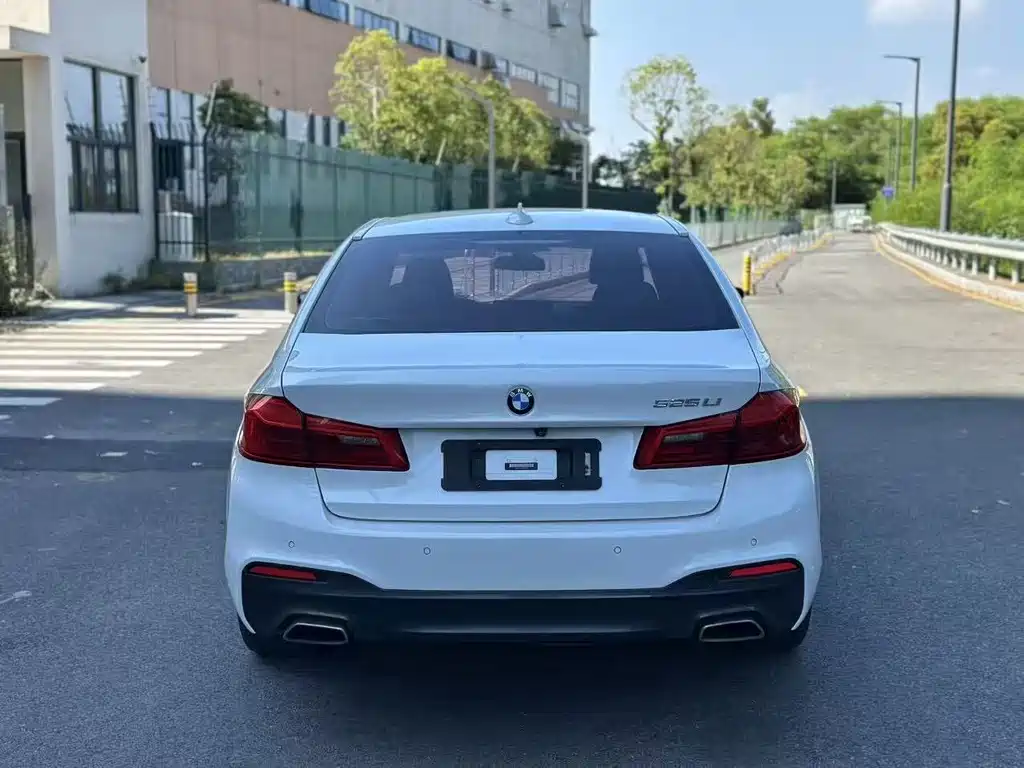 BMW 5 Series — миниатюра 9