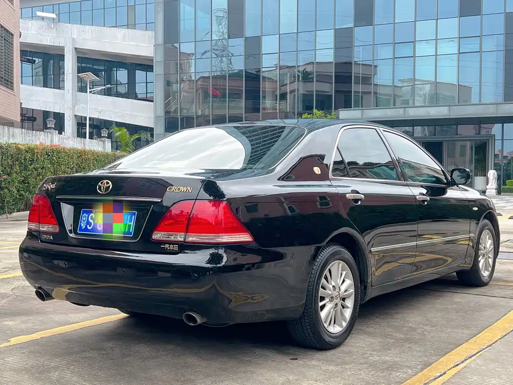 Toyota Crown — миниатюра 4