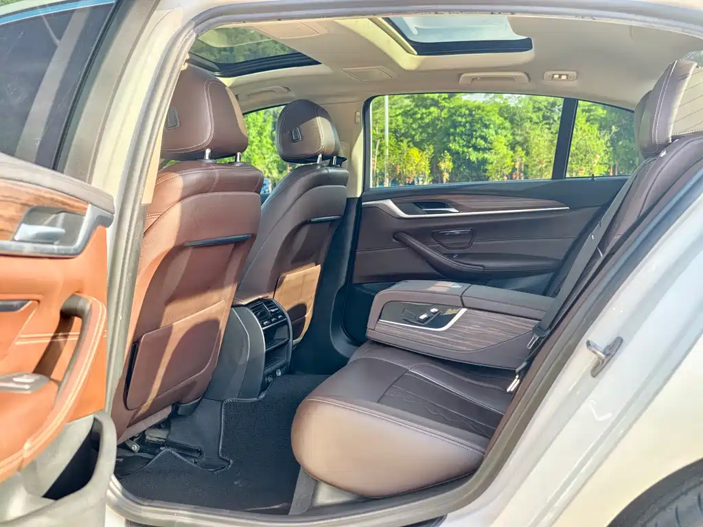 BMW 5 Series — миниатюра 5