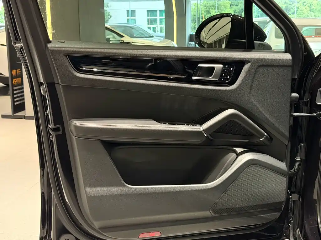 Porsche Cayenne — миниатюра 15