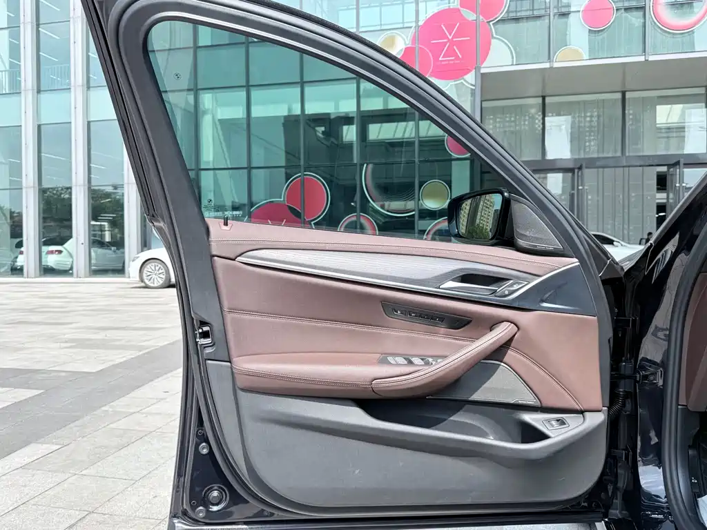 BMW 5 Series — миниатюра 11
