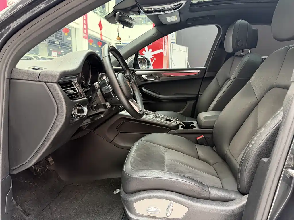 PORSCHE MACAN