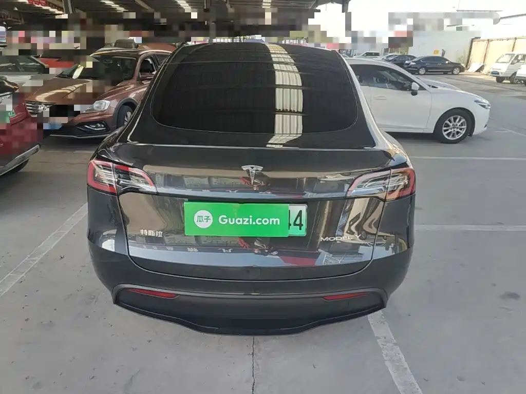Tesla Model Y — миниатюра 6