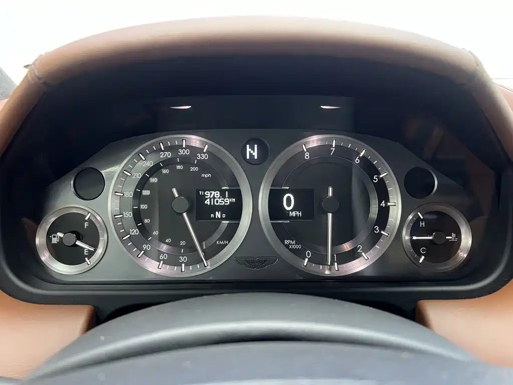 Aston Martin V8 Vantage — миниатюра 15