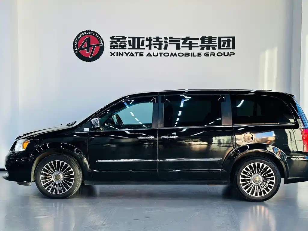Chrysler Grand Voyager (Import) 3.6L Luxury Edition, фото 4