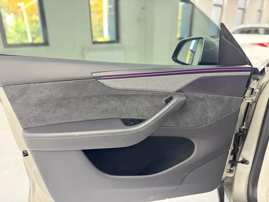 Tesla Model Y L — миниатюра 7