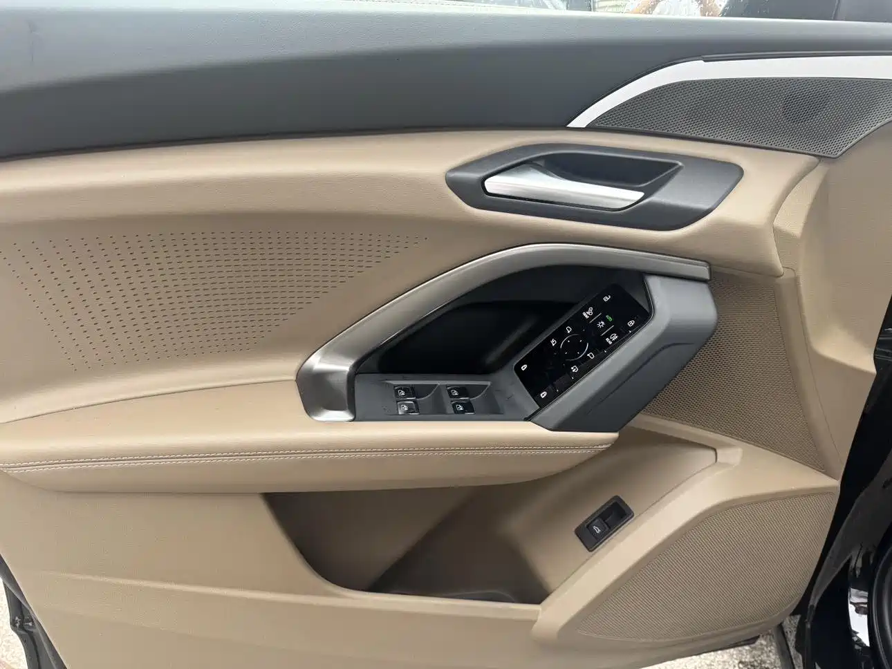 Audi Q5L id 4599570 из Китая 20