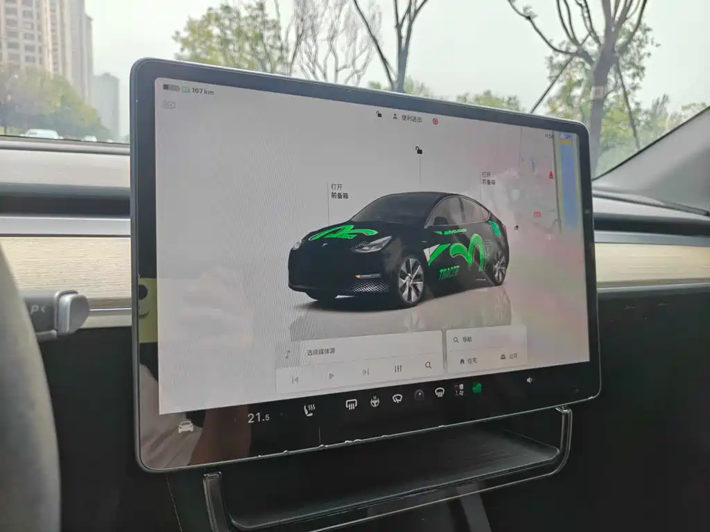Tesla Model Y — миниатюра 12