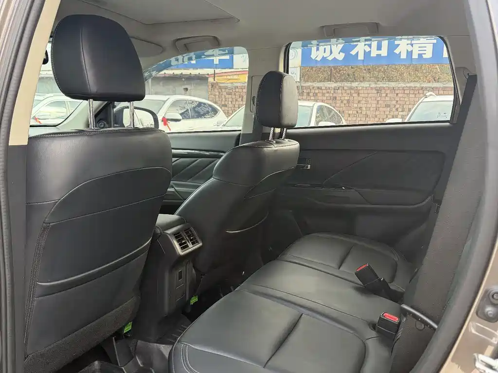 Mitsubishi Outlander — миниатюра 6