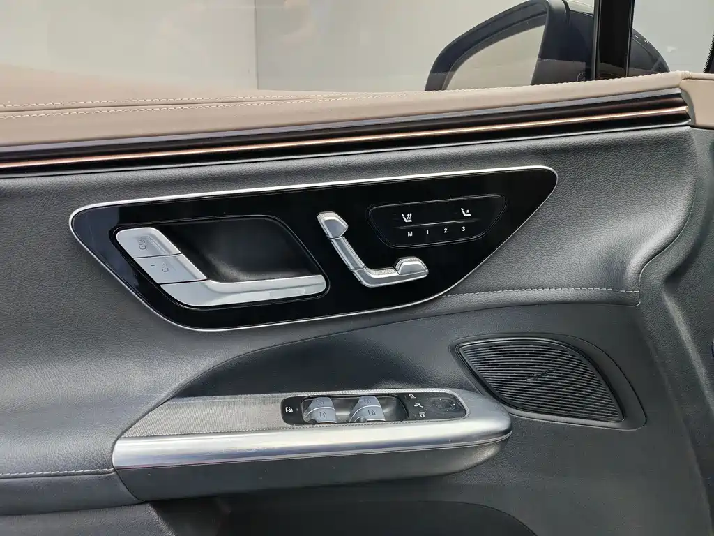 Mercedes-Benz EQE SUV — миниатюра 17