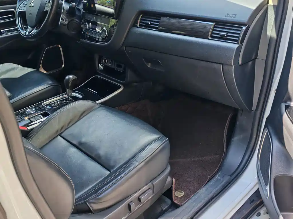 Mitsubishi Outlander — миниатюра 6