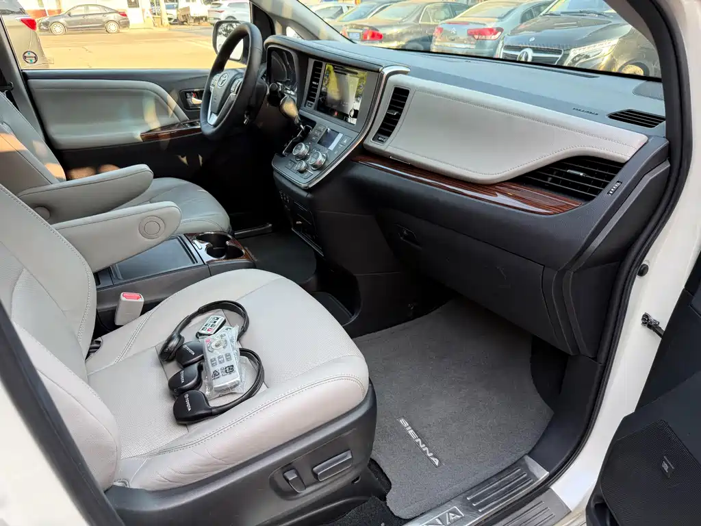 Toyota Sienna — миниатюра 15