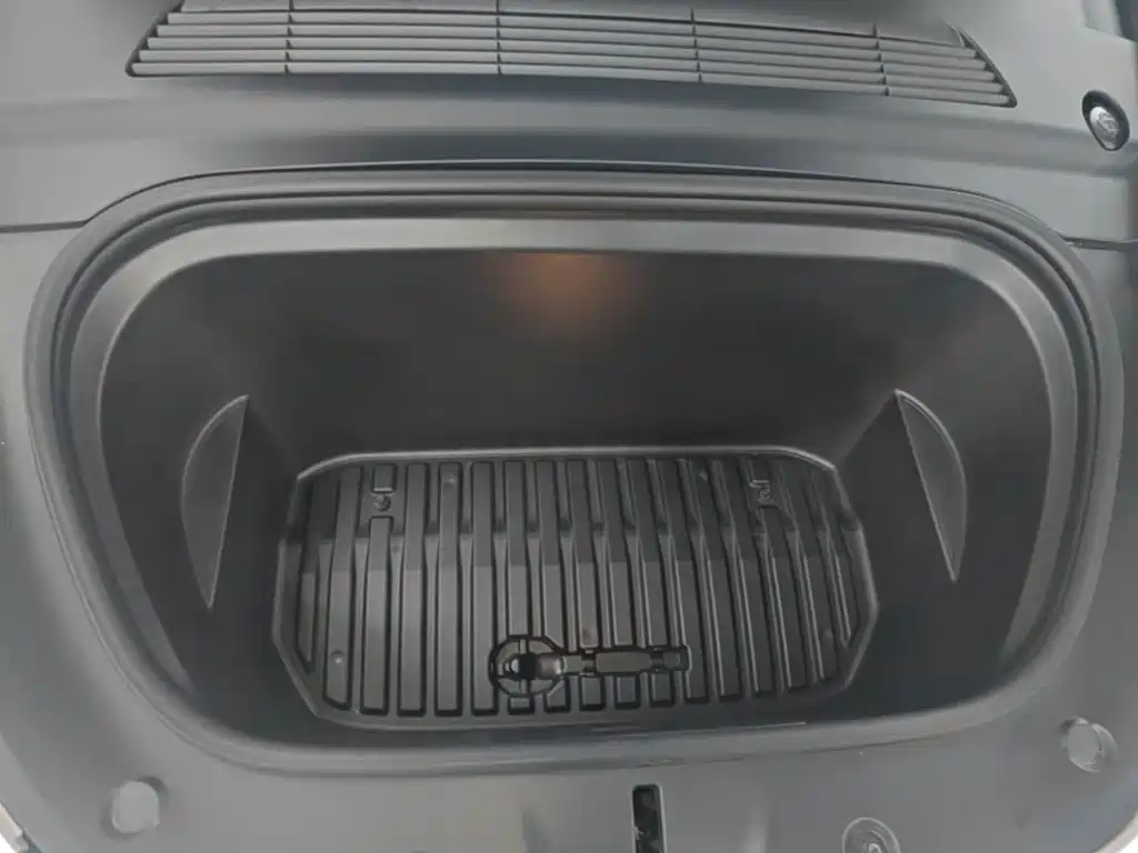 Tesla Model Y — миниатюра 20